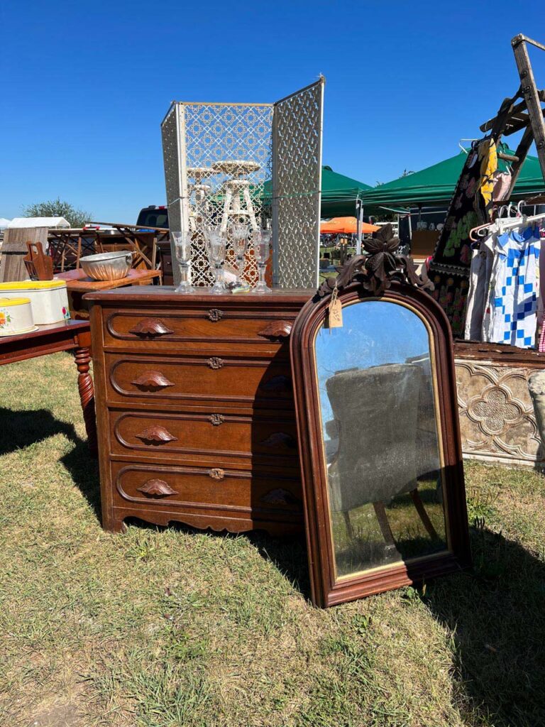 This mirror was absolutely gorgeous and the dresser was pretty too.  What Cheer flea market finds. Brooke Johnson | The Junk Parlor | thejunkparlor.com