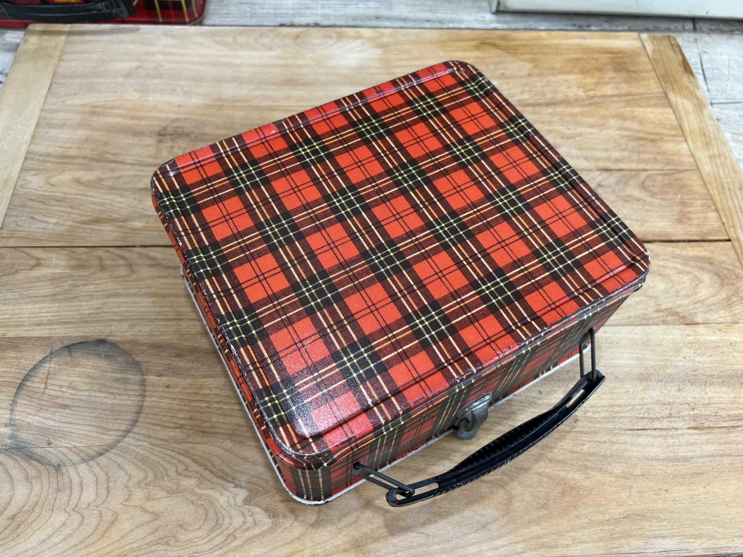 https://thejunkparlor.com/wp-content/uploads/2023/06/vintage-tartan-plaid-lunch-box-7-min-scaled-e1687268564726.jpg